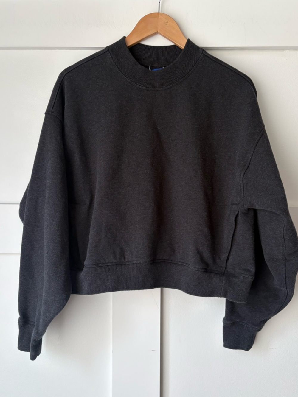 Kit and Ace • Black Cropped Sweatshirt •
Size Large